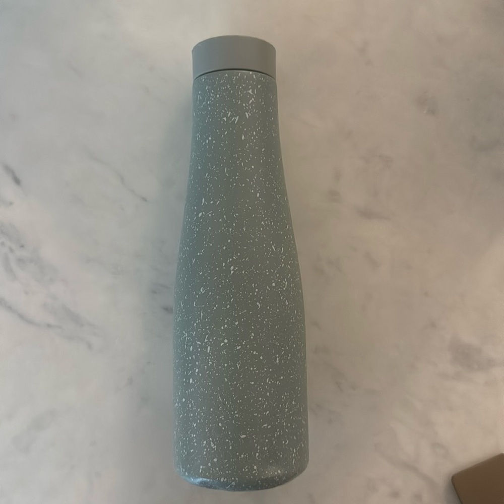 LuLulemon  Sage Green Water Bottle with Textured Finish and Modern Design